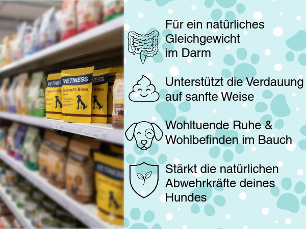 Regal mit gelben Beuteln "VETINESS EnteroFit Bites". Text: Für ein natürliches Gleichgewicht im Darm, unterstützt die Verdauung, Wohlbefinden.