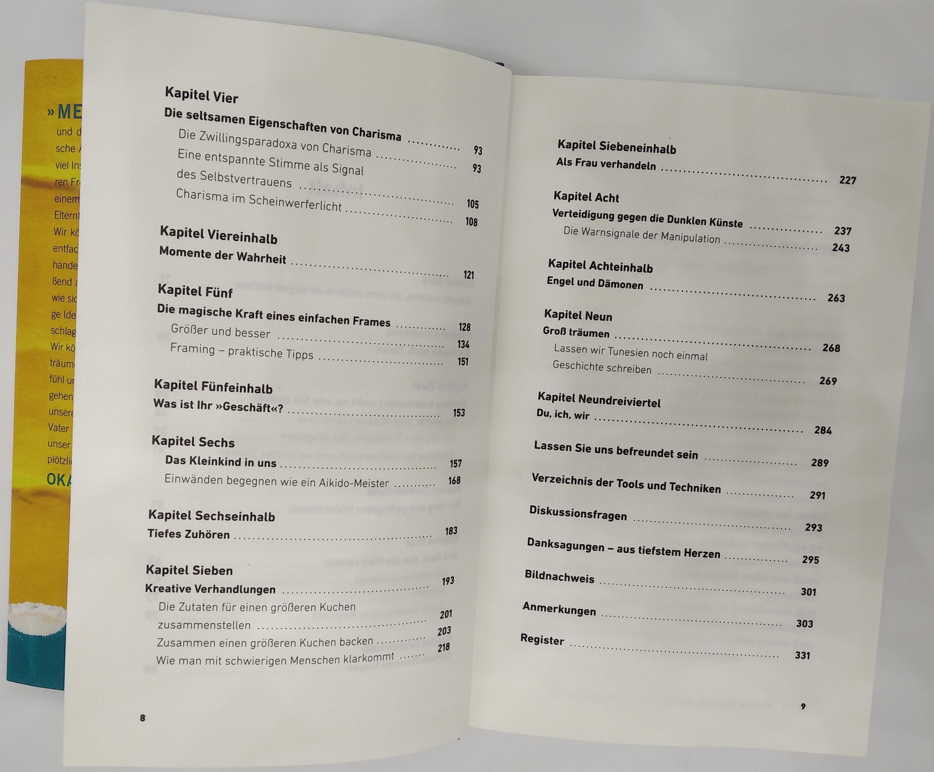 Buch "Der gute Einfluss" geöffnet. Doppelseite mit Inhaltsverzeichnis. Kapitelüberschriften und Seitenzahlen.