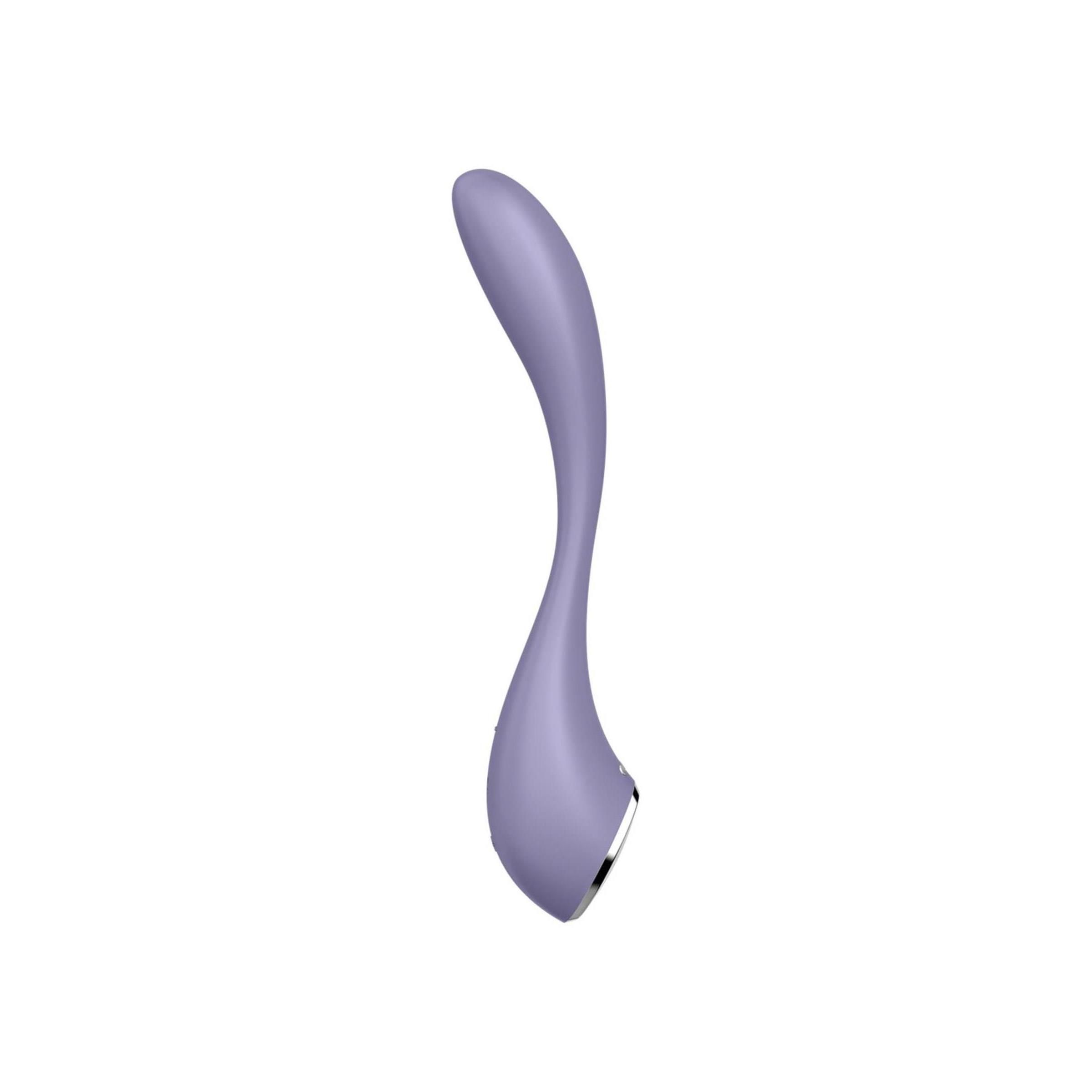 Lila Vibrator mit geschwungener Form. Glatte Oberfläche. Silberfarbenes Ende. Auf weißem Hintergrund.