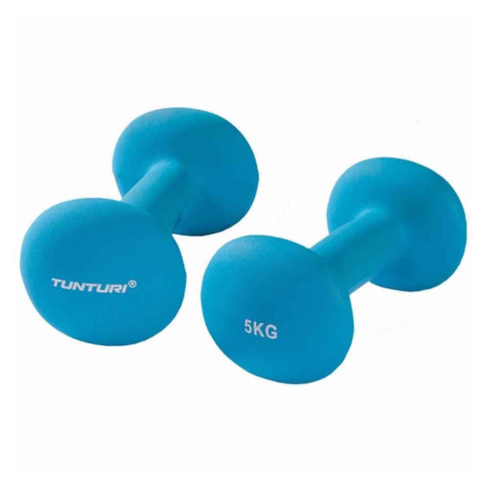 Zwei blaue Hanteln. Auf einer steht "TUNTURI", auf der anderen "5KG". Neopren-Hanteln.
