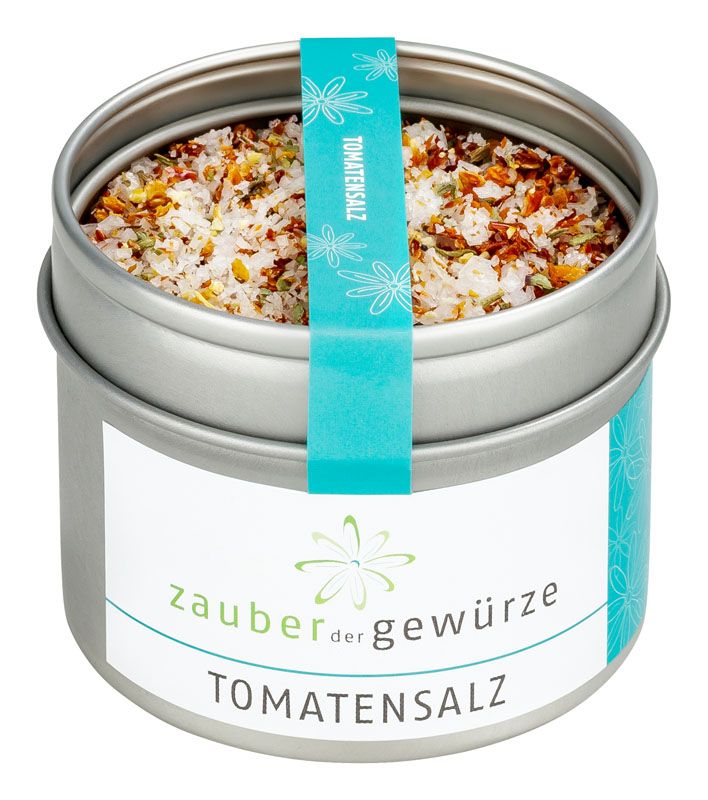 Runde Dose mit Tomatensalz. Türkisfarbenes Etikett mit Produktname und Logo. Offene Dose mit Salz und Gewürzen.