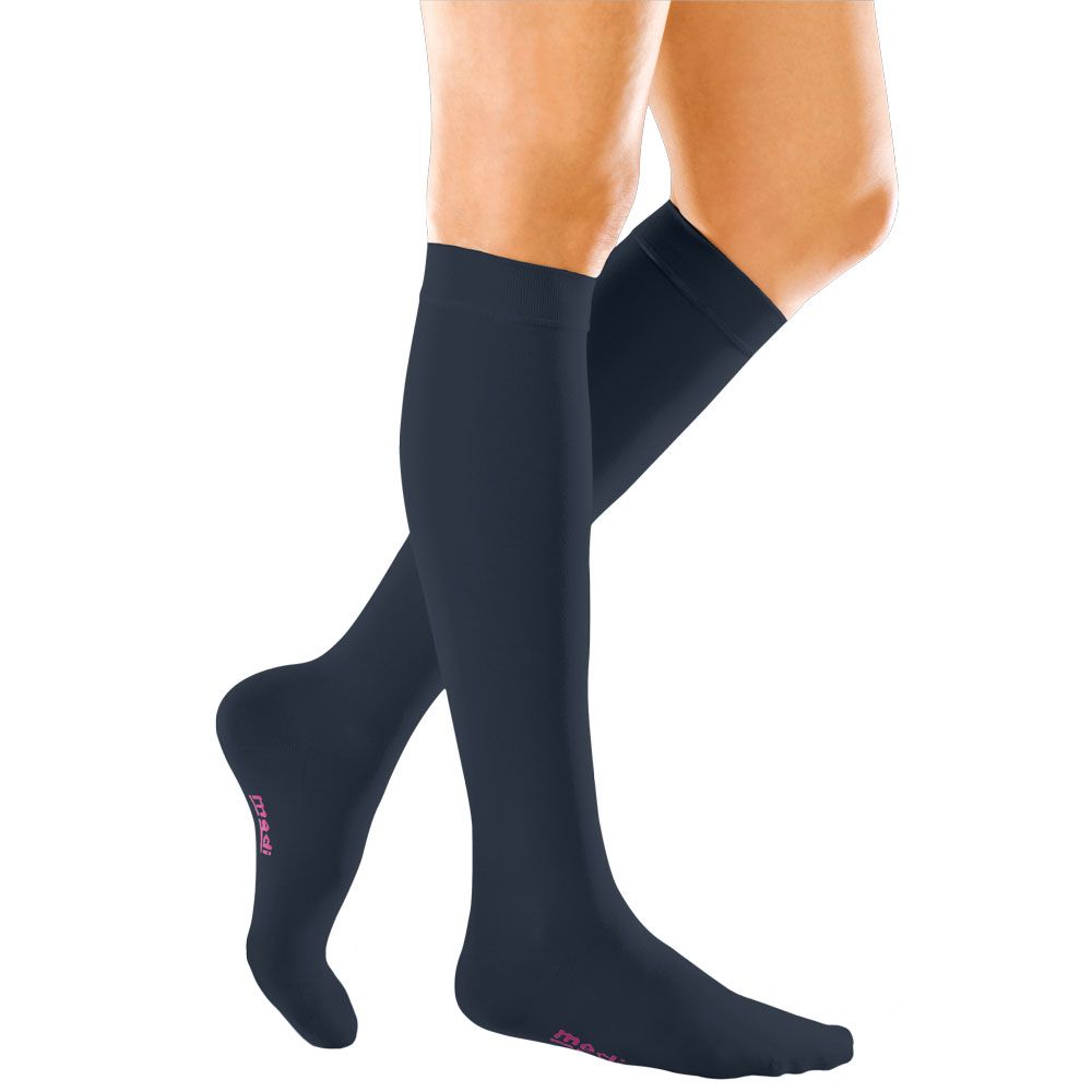 Kniestrümpfe, dunkelblau. Ferse und Fußspitze mit pinkfarbenem Logo. Beinbekleidung aus medizinischem Material.