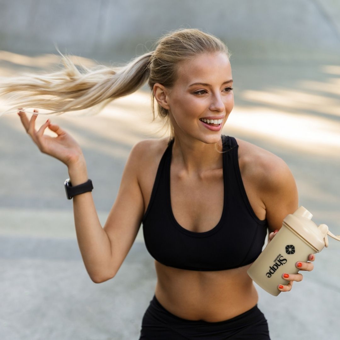 Junge Frau mit blonden Haaren hält einen Shaker. Aufschrift: Shape Republic.