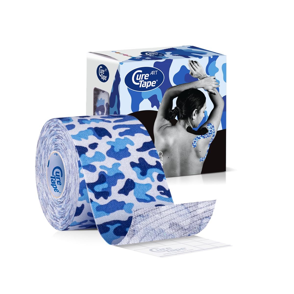 Rolle CureTape Art, blau-weißes Camouflage-Muster, mit Verpackung. Logo CureTape Art. Person mit Tape am Rücken.