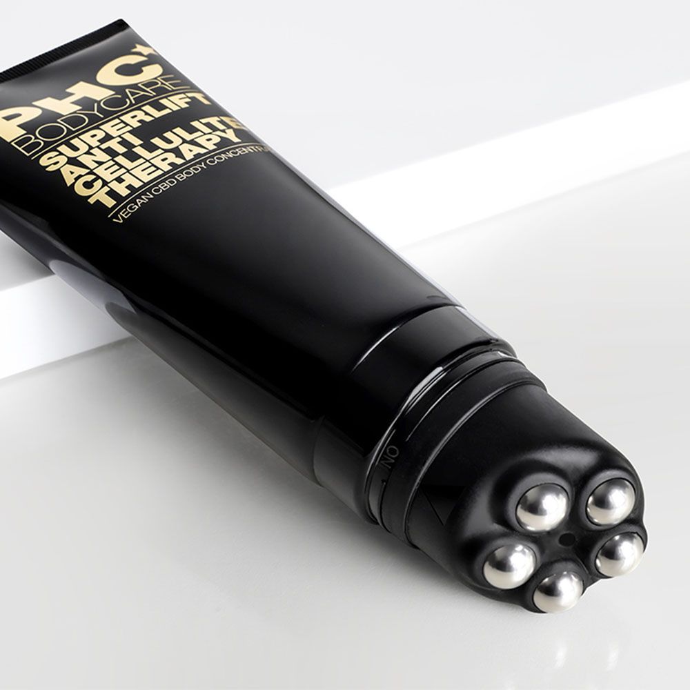 Schwarze Tube mit goldfarbenem Text: PHC Superlift Anti-Cellulite Therapy. Vegan. Mit Massagekopf mit Metallkugeln.