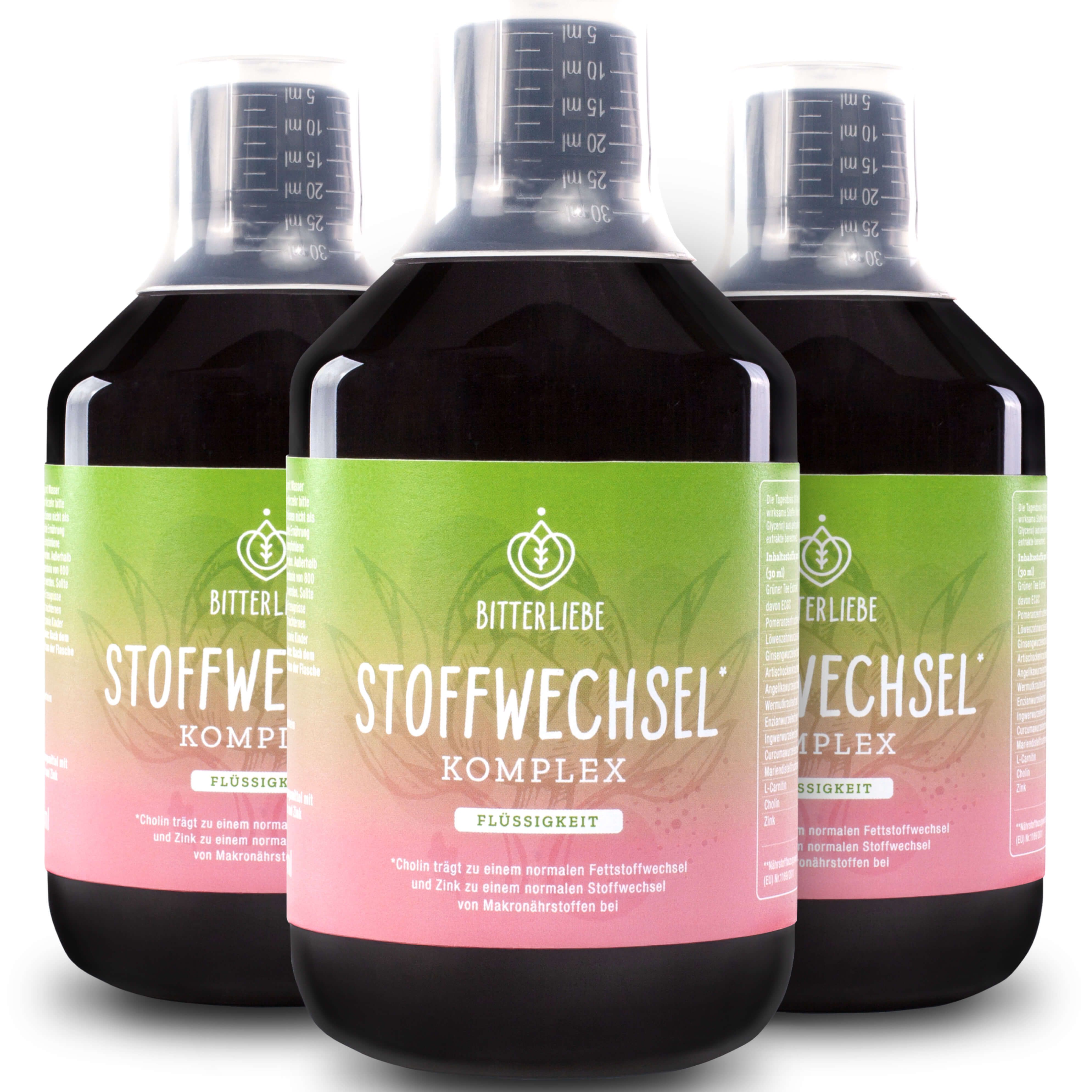 Drei Flaschen BitterLiebe Stoffwechsel Komplex. Grüne und rosa Etiketten. Messbecher-Deckel. Flüssigkeit sichtbar.