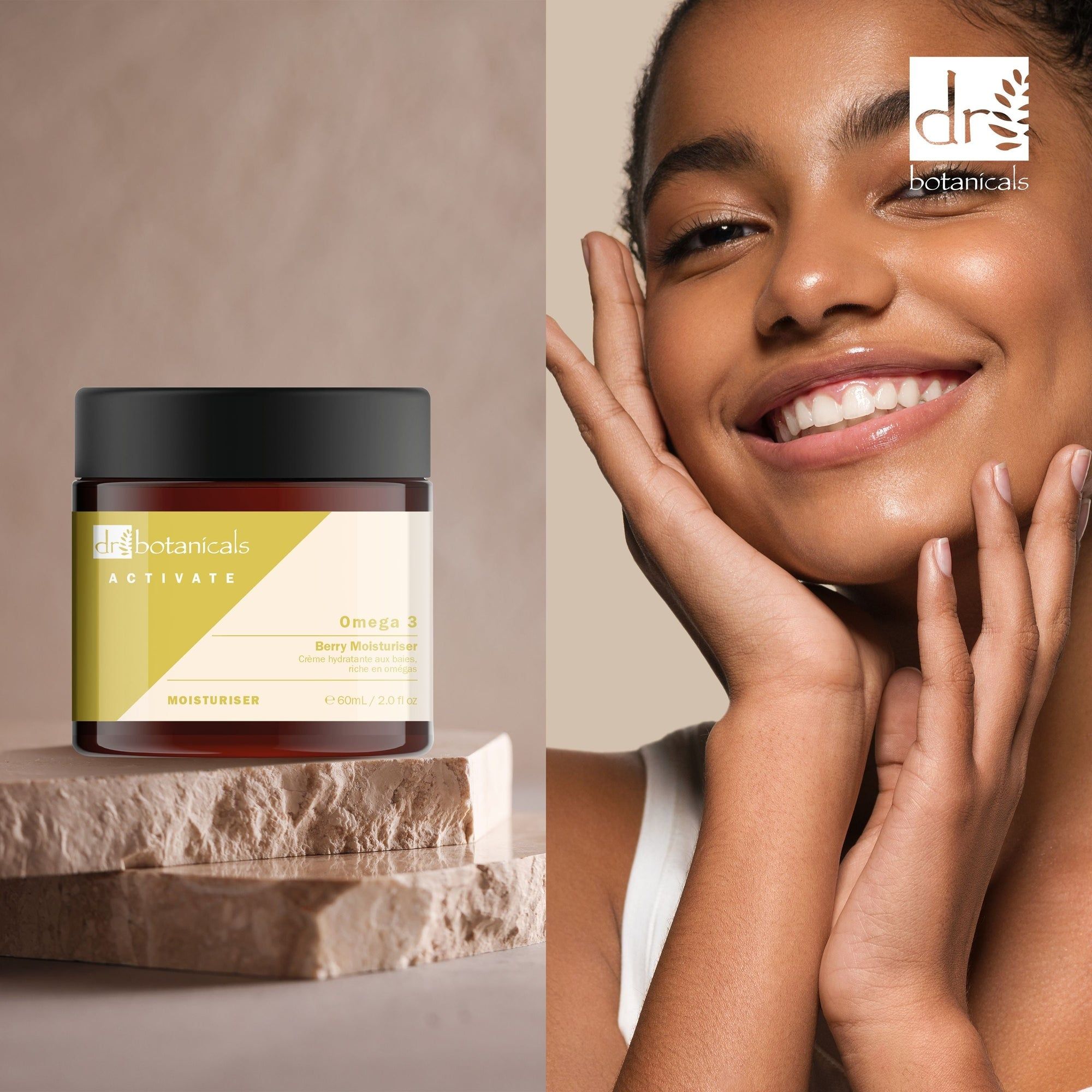 Cremebehälter neben einer Frau. Dr Botanicals. Omega 3 Berry Moisturiser. Frau berührt ihr Gesicht.