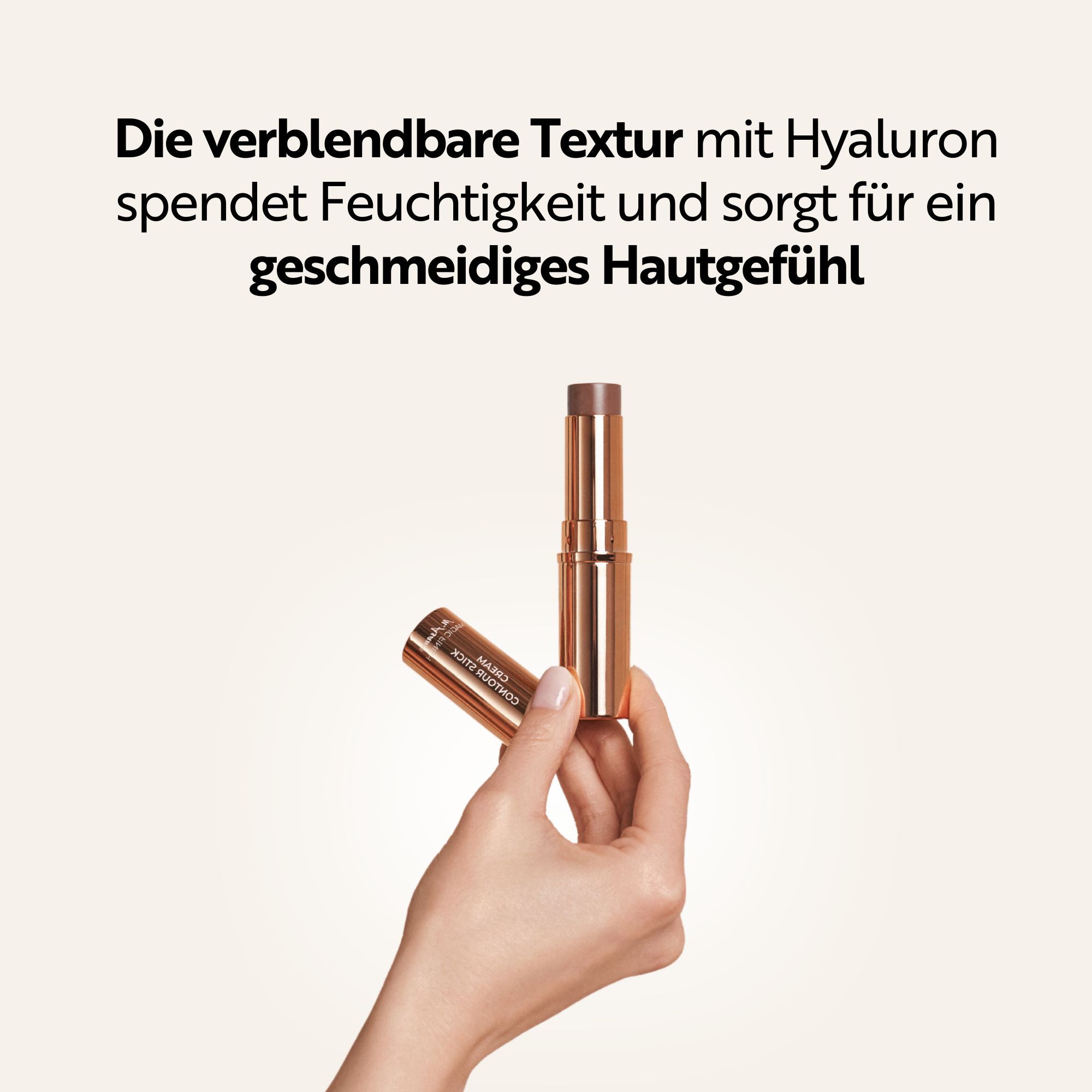 Hand hält Konturstift. Text: Die blendbare Textur mit Hyaluron spendet Feuchtigkeit und sorgt für ein geschmeidiges Hautgefühl.