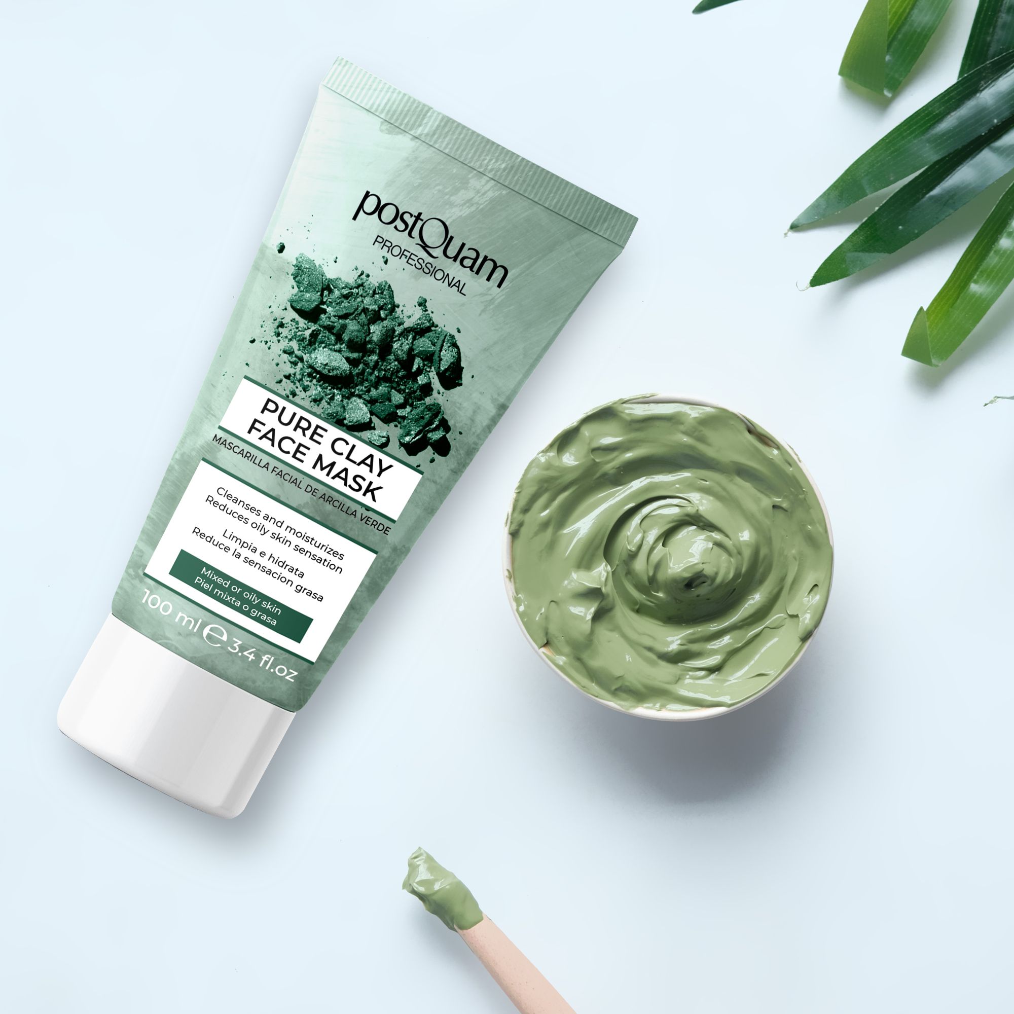 Grüne Tonerdemaske in Tube und Schale. Text: Pure Clay Face Mask, reinigt und befeuchtet, reduziert fettige Haut. 100 ml. Mit Pinsel.
