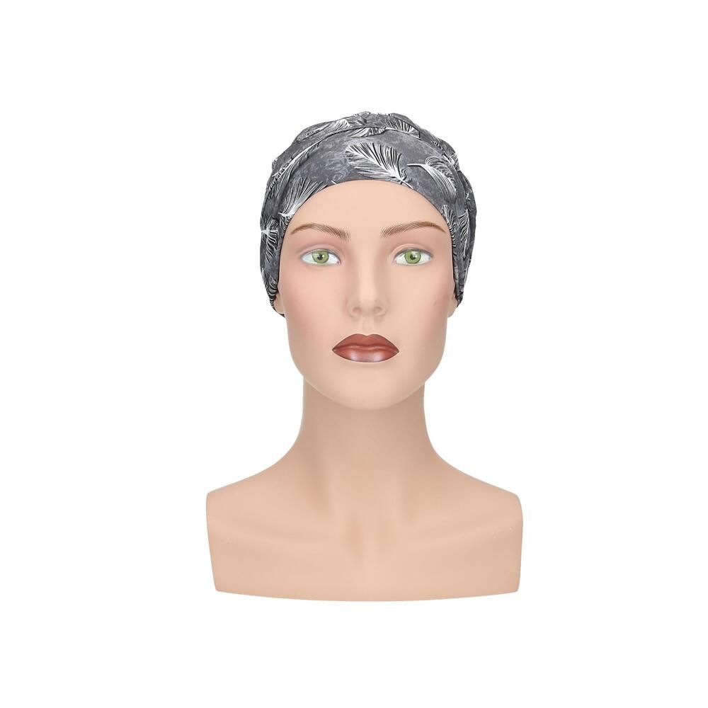 Grauer Turban mit Feder-Muster auf einer Büste. Vorderansicht.