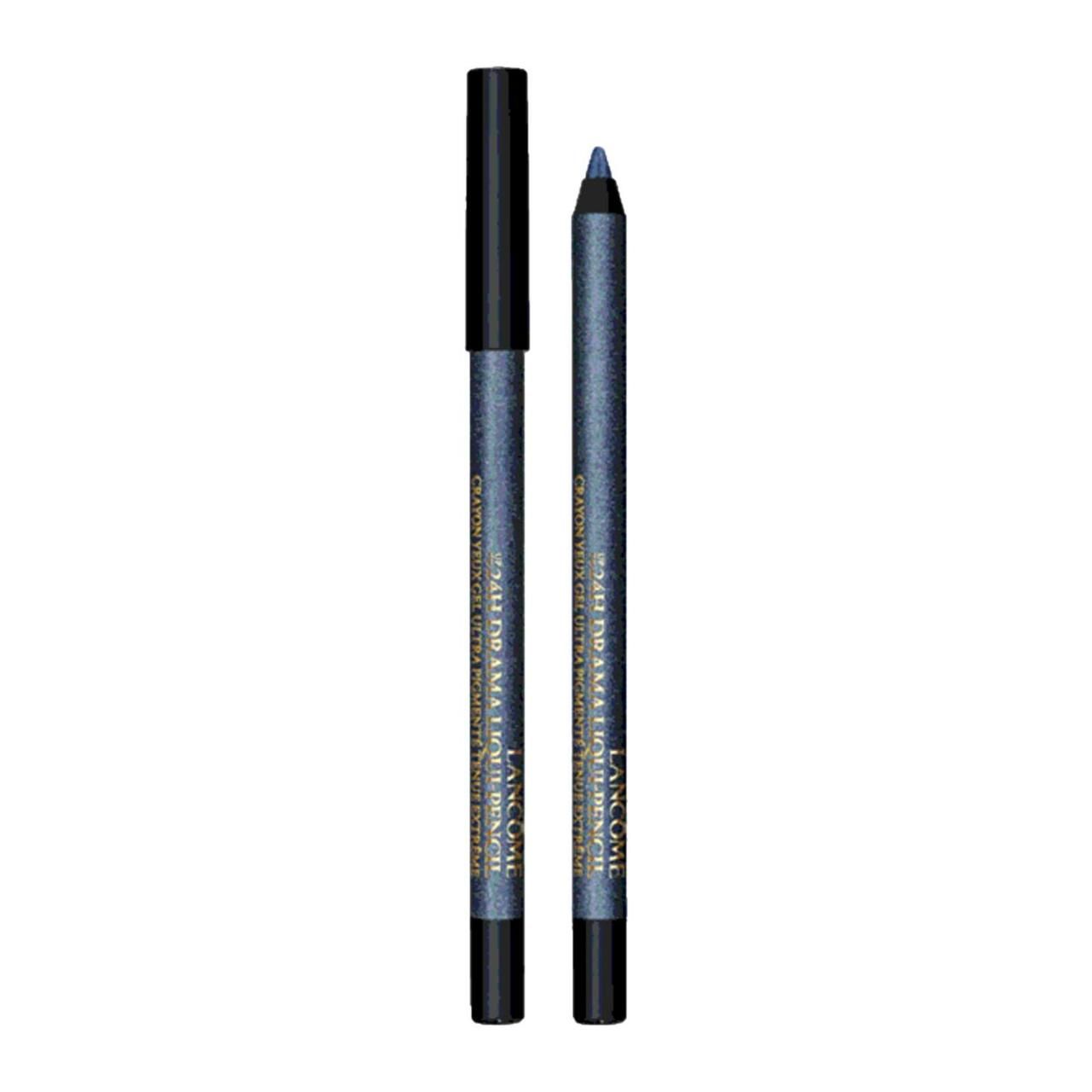 Lancôme 24h Drama Liquid-Pencil. Dunkelblauer Stift mit schwarzer Kappe. Goldfarbener Schriftzug. Aufschrift: 24H Drama Liquid-Pencil.