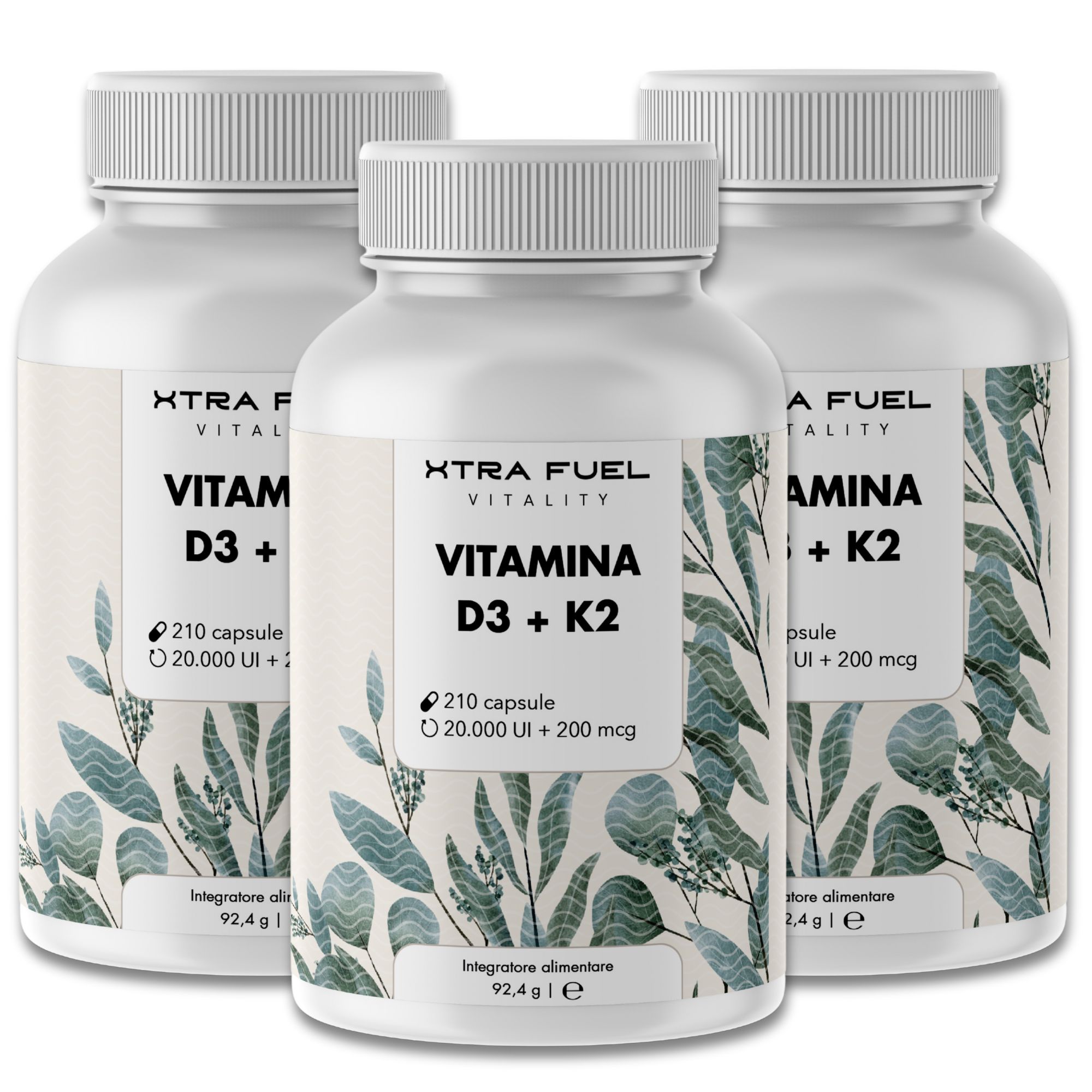 Drei weiße Flaschen mit Etiketten. Aufschrift: XTRA FUEL, Vitamin D3 + K2. 210 Kapseln, 20.000 I.E. + 200 mcg.
