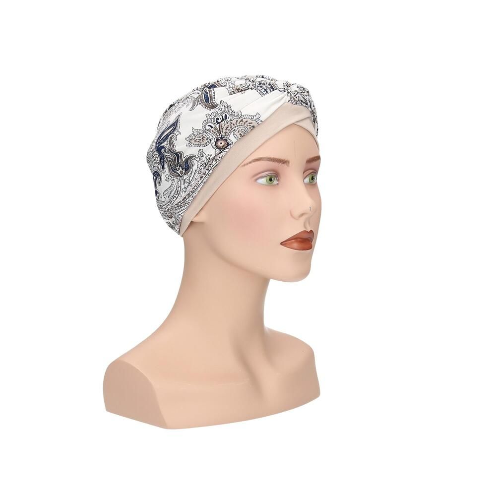 Turban Livia von Turbane. Beige Untertuch, bedruckter Stoff in Weiß, Blau und Grau. Auf einer Büste.