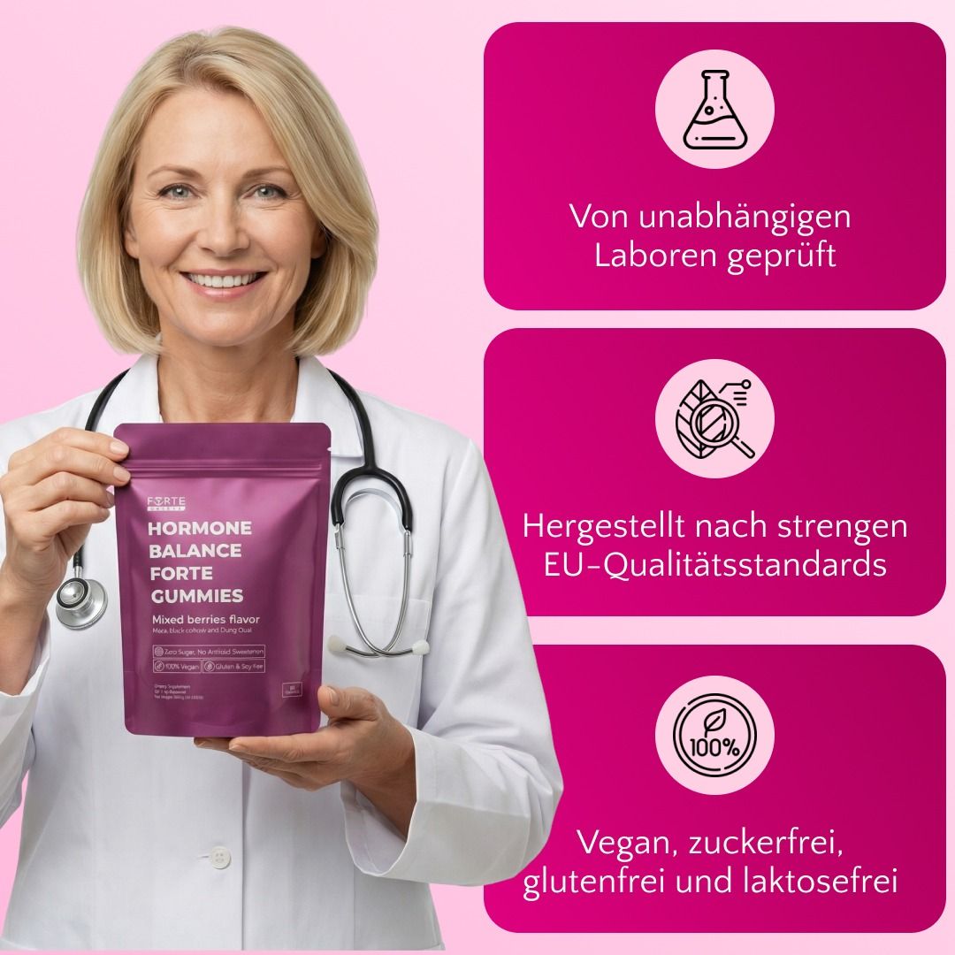 Ärztin hält Beutel mit Gummies. Aufschrift: Hormone Balance Forte Gummies. Text: Von unabhängigen Laboren geprüft, EU-Qualitätsstandards.