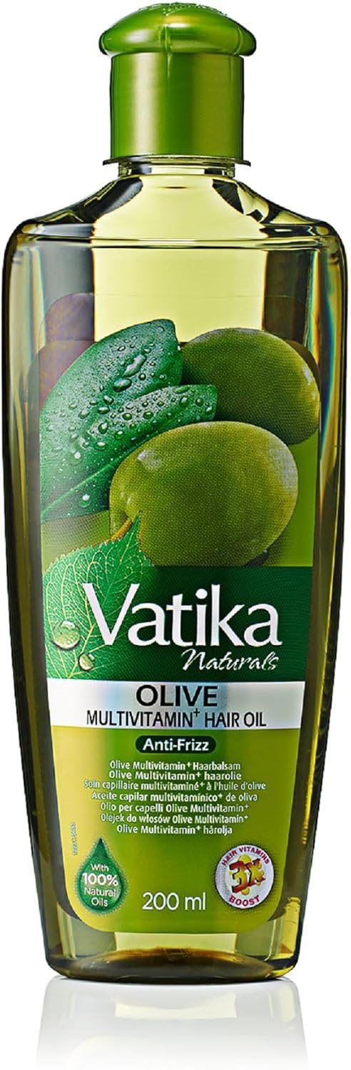 Haarölflasche mit Oliven- und Blättermotiv. Aufschrift: Vatika Naturals, Olive Multivitamin Hair Oil, Anti-Frizz.