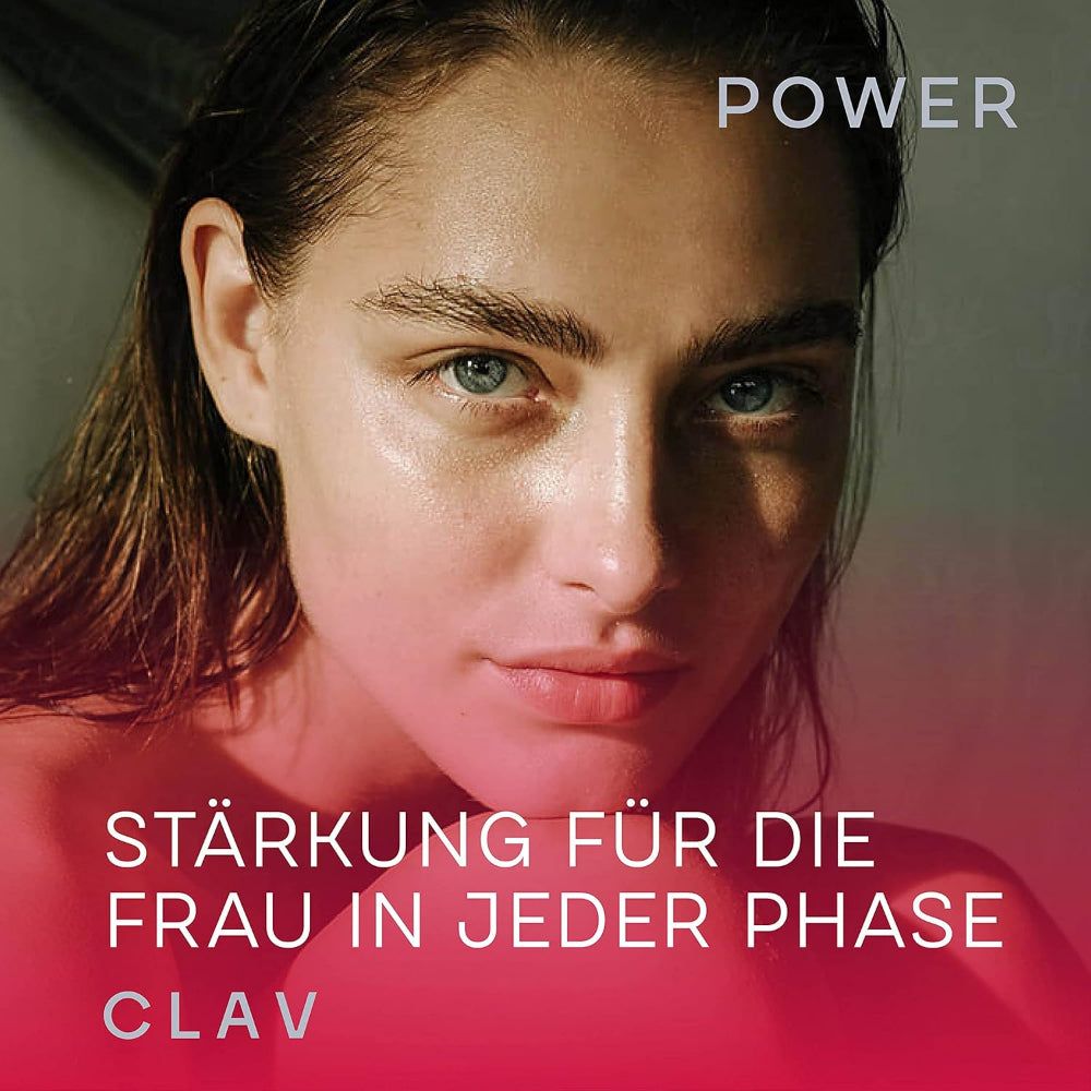 Porträt einer Frau mit feuchter Haut. Text: POWER, STÄRKUNG FÜR DIE FRAU IN JEDER PHASE, CLAV.