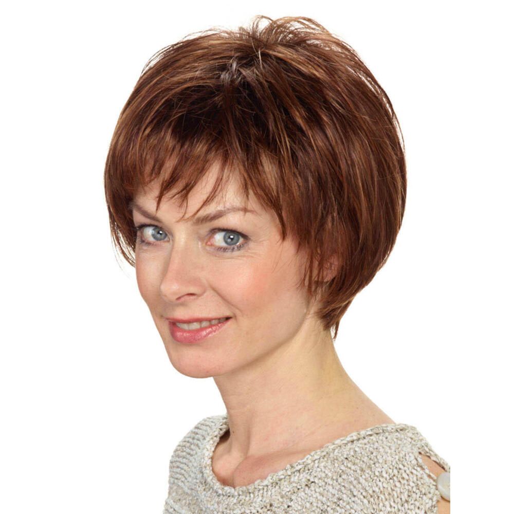 Kurzhaarperücke, rotbraune Farbe. Frau mit Perücke, Blick zur Kamera.