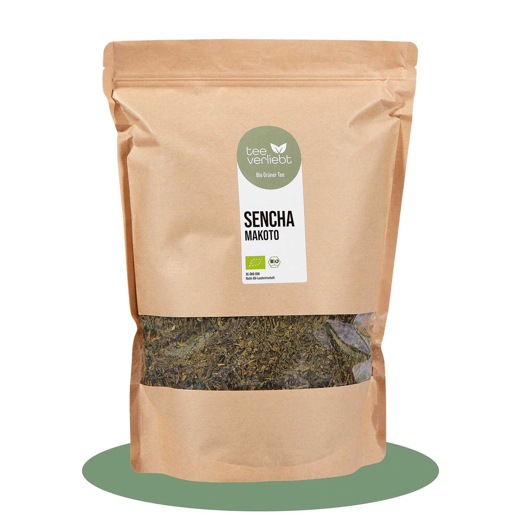 Braune Papiertüte mit Sichtfenster. Aufkleber mit "tee.verliebt" und "SENCHA MAKOTO". Bio-Siegel.