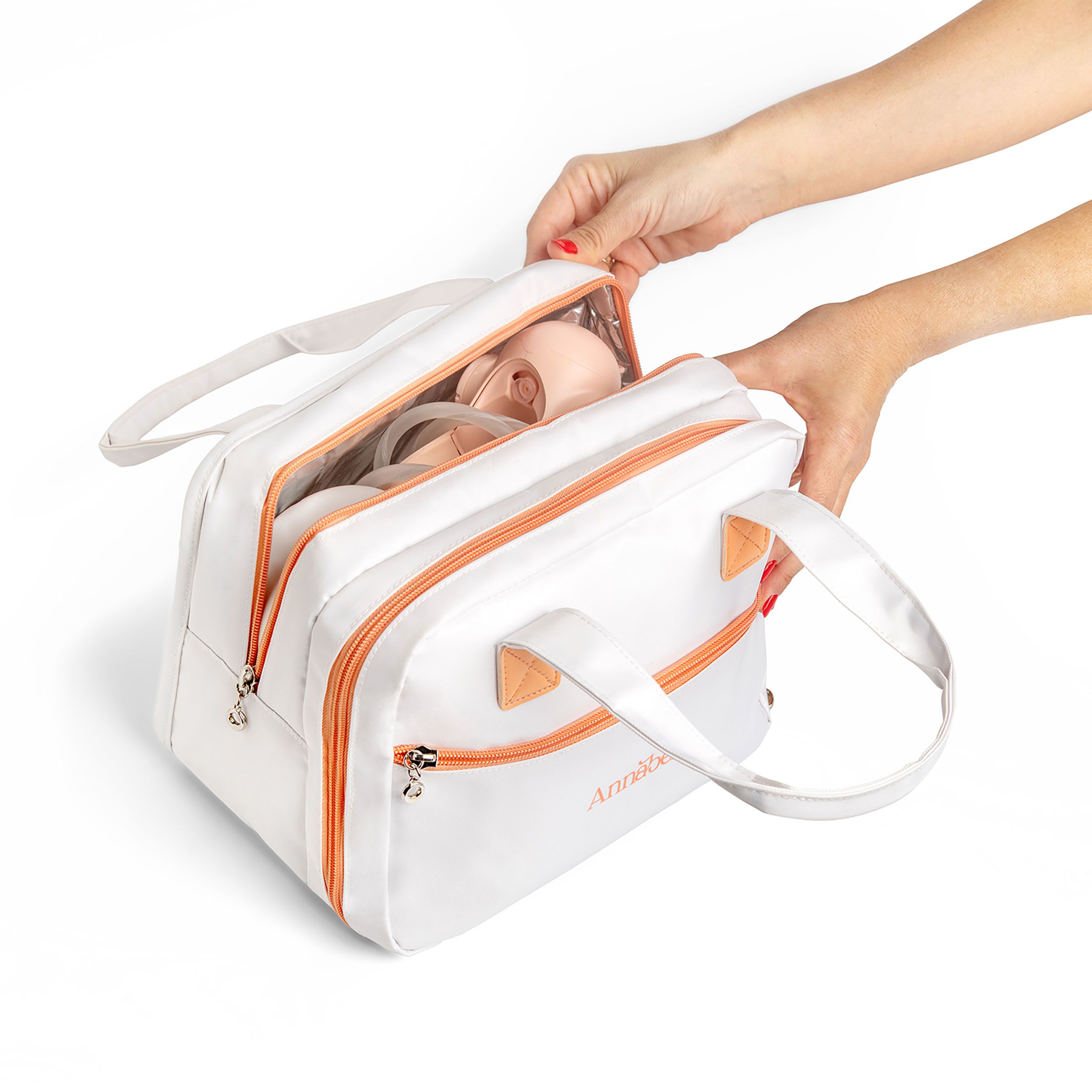 Weiße Isoliertasche mit orangefarbenen Reißverschlüssen. Hände öffnen die Tasche, Innenraum sichtbar.