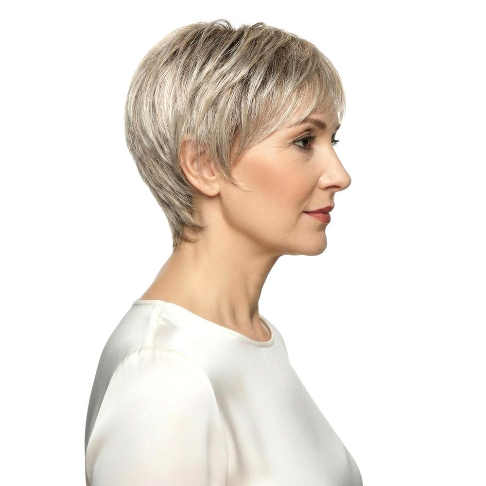 Kurzhaarperücke mit blonden Strähnen, Seitenansicht einer Frau. Helles Oberteil, weißer Hintergrund.