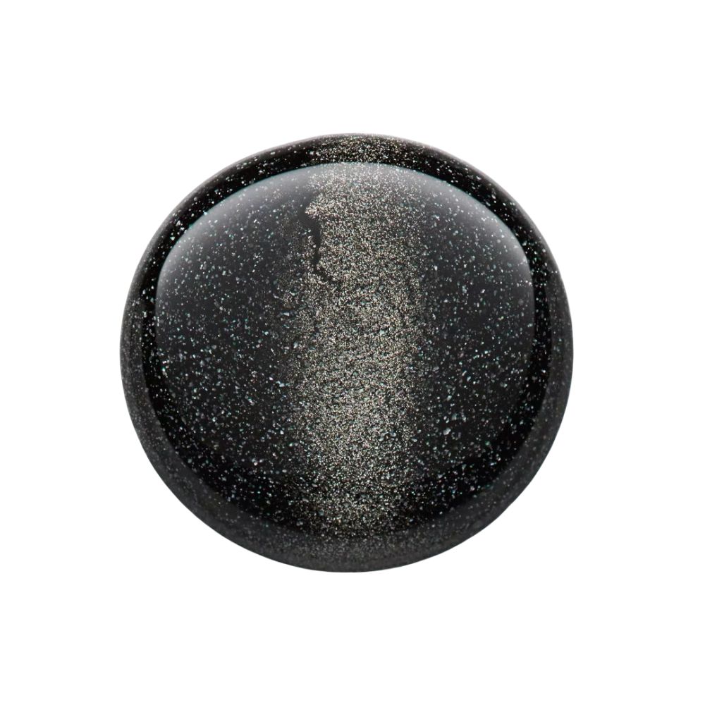 Nagellack-Oberfläche, rund, grau mit Glitzer. Blick von oben.