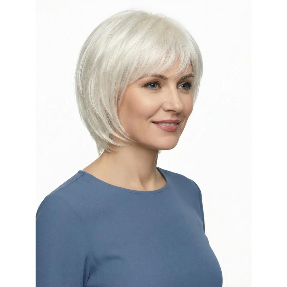 Kurzhaarperücke, hellblond. Frau mit blauem Oberteil. Seitenansicht.