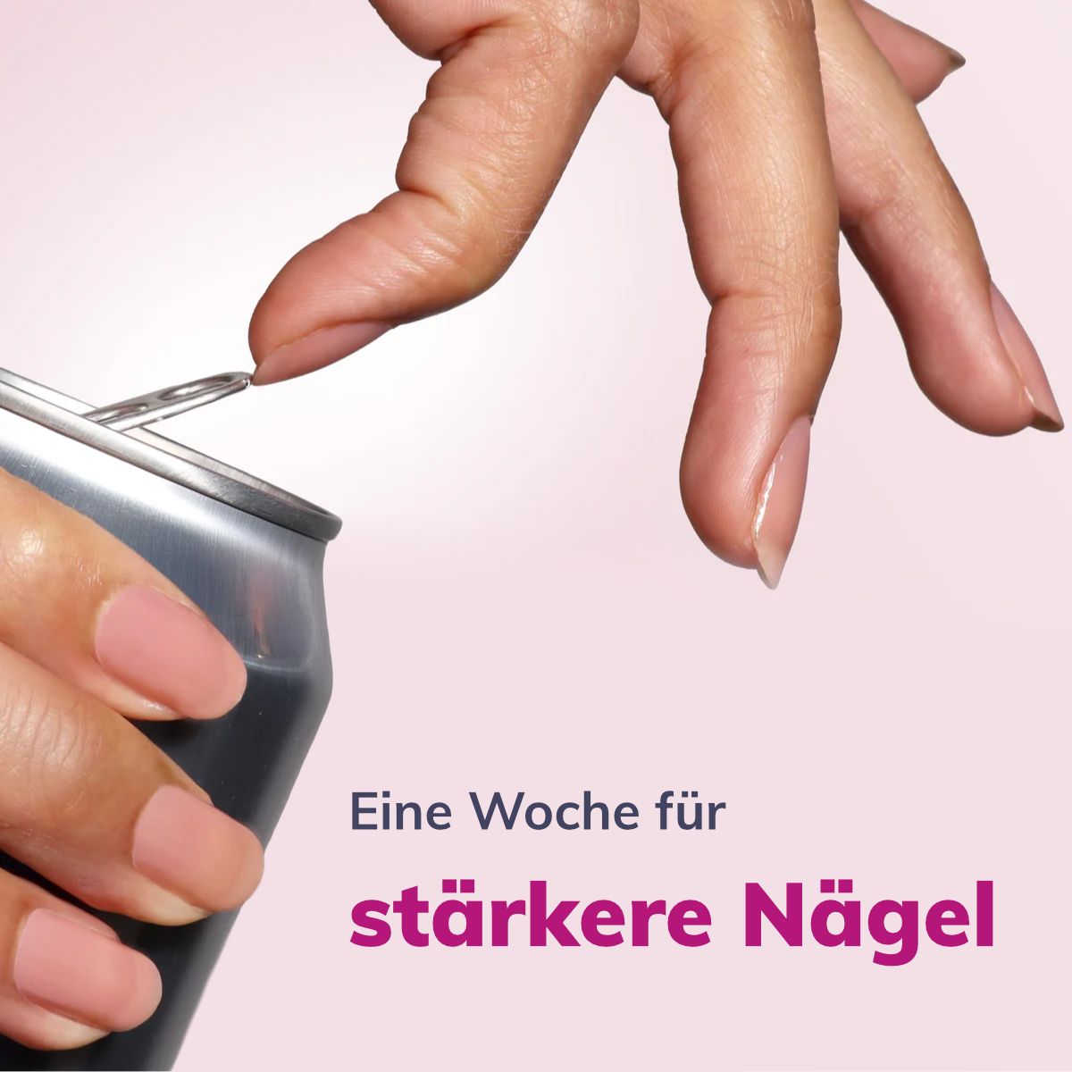 Eine Hand öffnet eine silberne Dose, die andere Hand mit gepflegten Nägeln berührt die Dose. Text: Eine Woche für stärkere Nägel.