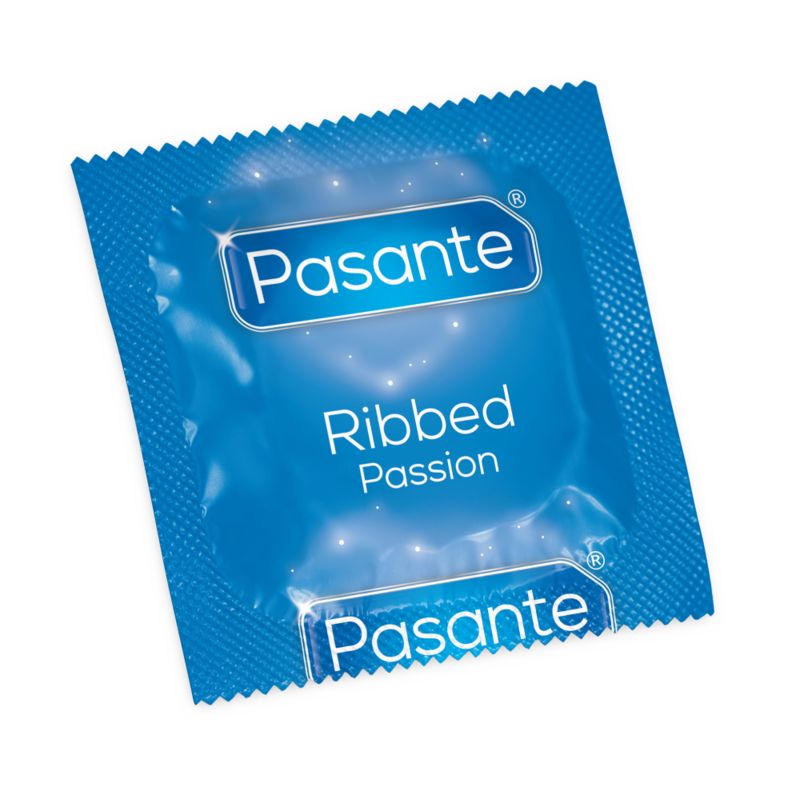Blau verpacktes Kondom. Text: Pasante, Ribbed Passion.