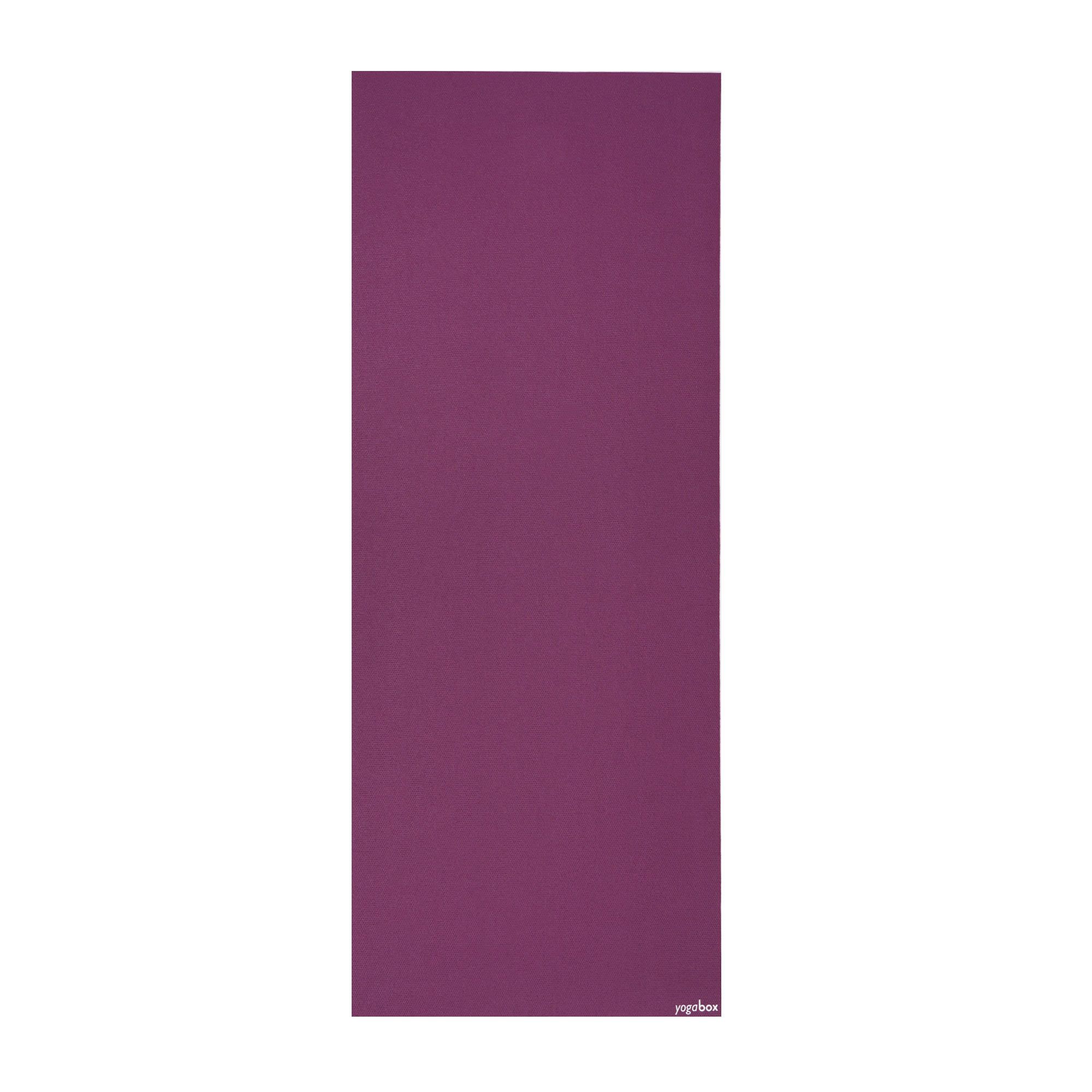 Flach ausgebreitete Yogamatte in Pflaumenlila. Zeigt die glatte Oberfläche und das dezente 'yogabox'-Logo.