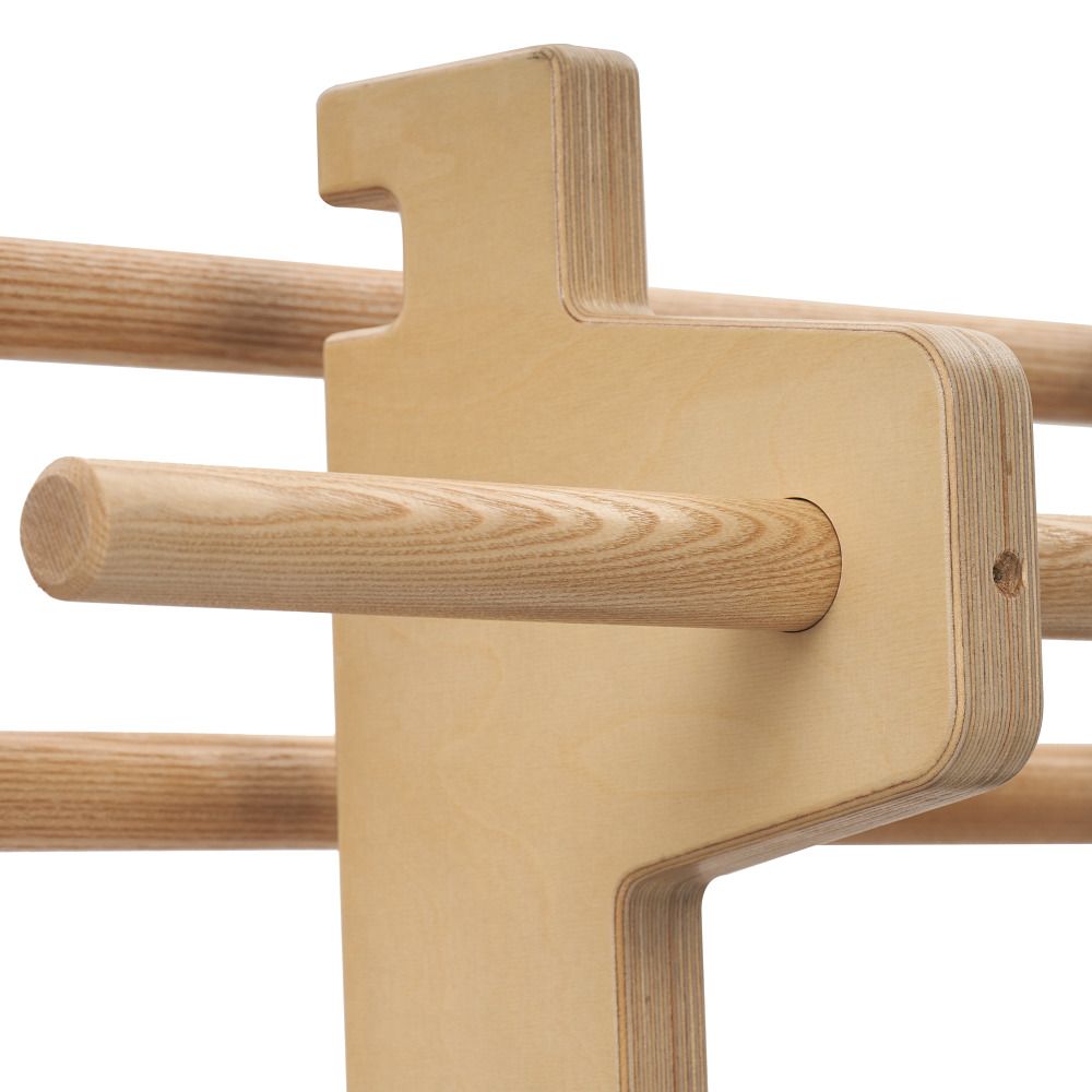 Nahaufnahme eines Holz-Teils der Sprossenwand mit Sprossen und Halterungen.