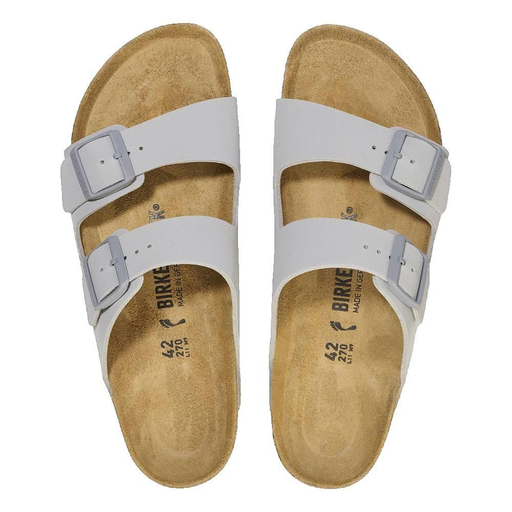 Vista dall'alto dei sandali Birkenstock Arizona. Tomaia grigio chiaro, due cinturini con fibbie. Taglia 42.