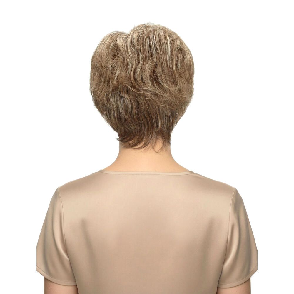 Rückansicht einer blonden Perücke. Kurzer Schnitt, leicht gewellt. Beige Oberteil.