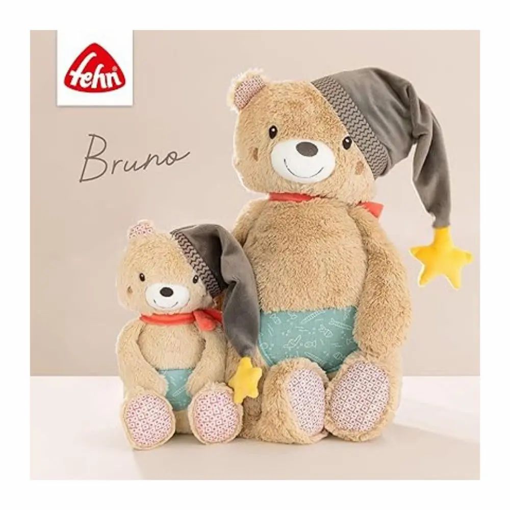 Zwei Stofftiere mit Mütze, rotem Schal, Stern. Kleineres Stofftier. Marke: fehn. Mit Text: Bruno.