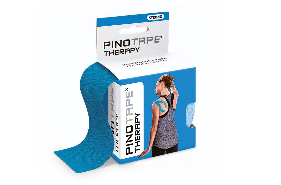 Blaues Kinesiologie-Tape in Verpackung. Aufdruck: PINO TAPE THERAPY. Frau mit Tape am Arm abgebildet.