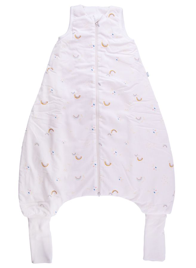 Weißer Schlafsack mit Beinen, Reißverschluss und Regenbogenmuster. Ärmellos, mit Bündchen an den Beinen.