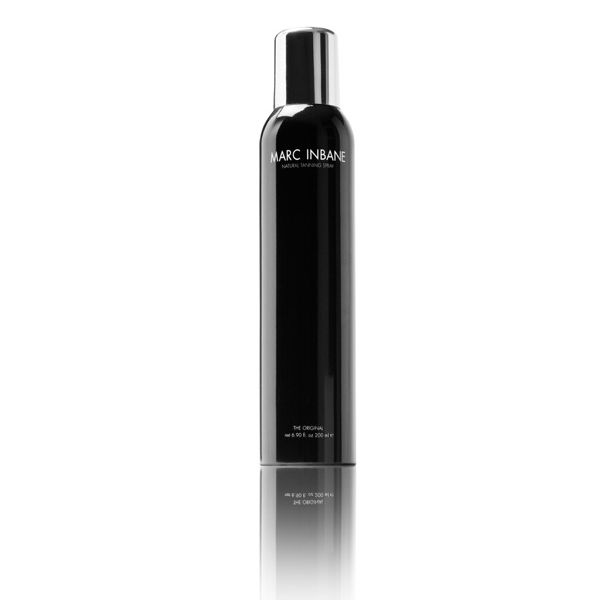 Schwarze Sprühflasche mit silbernem Deckel. Aufschrift: MARC INBANE Natural Tanning Spray. Reflektierender Untergrund.