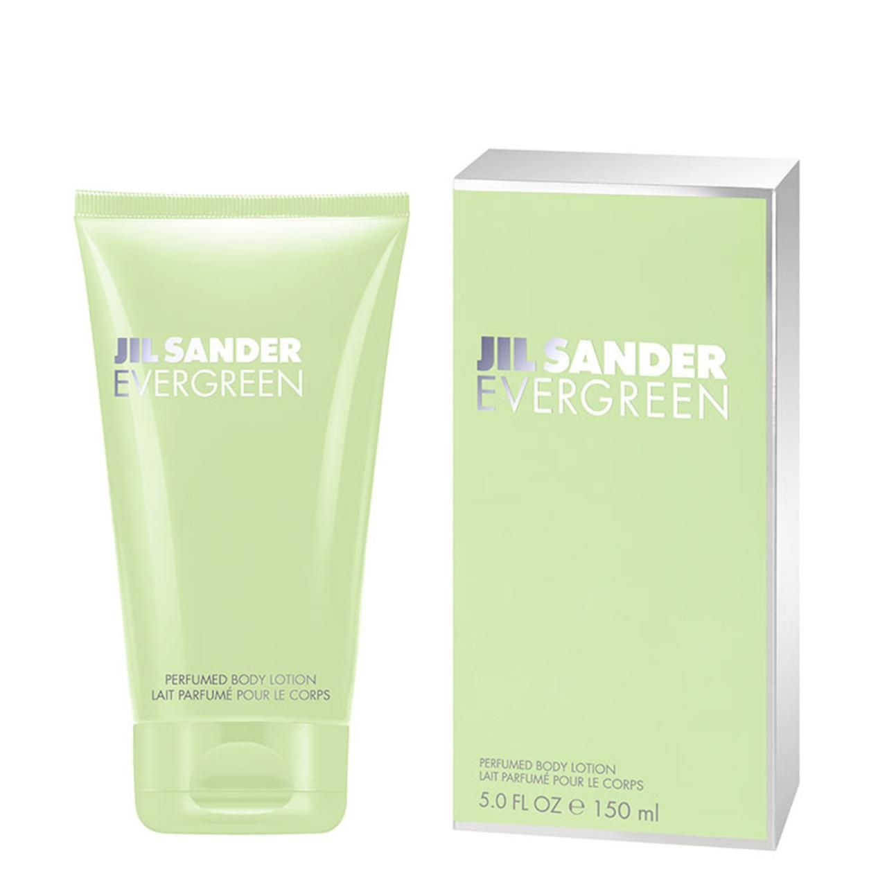 Hellgrüne Tube und Schachtel. Text: Jil Sander Evergreen, Perfumed Body Lotion. 5.0 FL OZ e 150 ml. Weißer Hintergrund.