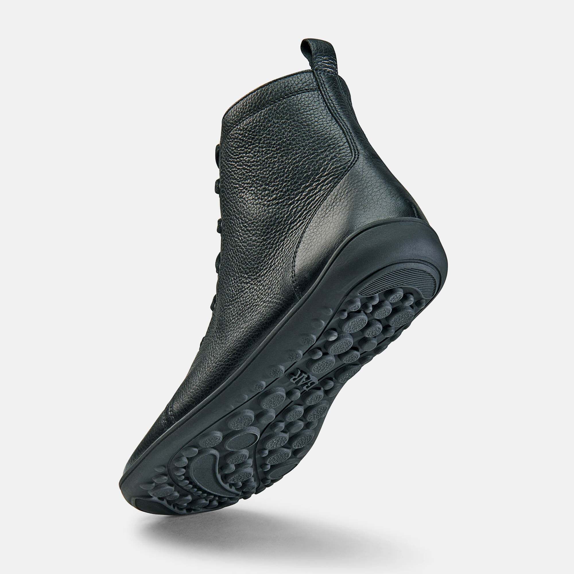Schwarzer Schnürstiefel aus Leder mit profilierter Sohle, von unten gezeigt.