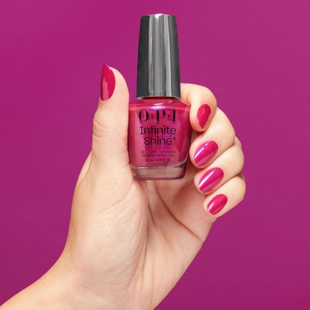 OPI Infinite Shine Nagellack in Hand gehalten. Lackierte Nägel. Produktname und Logo sichtbar.