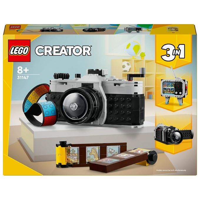 Set LEGO Creator 3in1 Fotocamera retrò. La confezione mostra una fotocamera grigia e nera fatta con mattoncini LEGO, con una bobina di pellicola e altri modelli. Il set è adatto a bambini dagli 8 anni in su e offre 3 modelli diversi.
