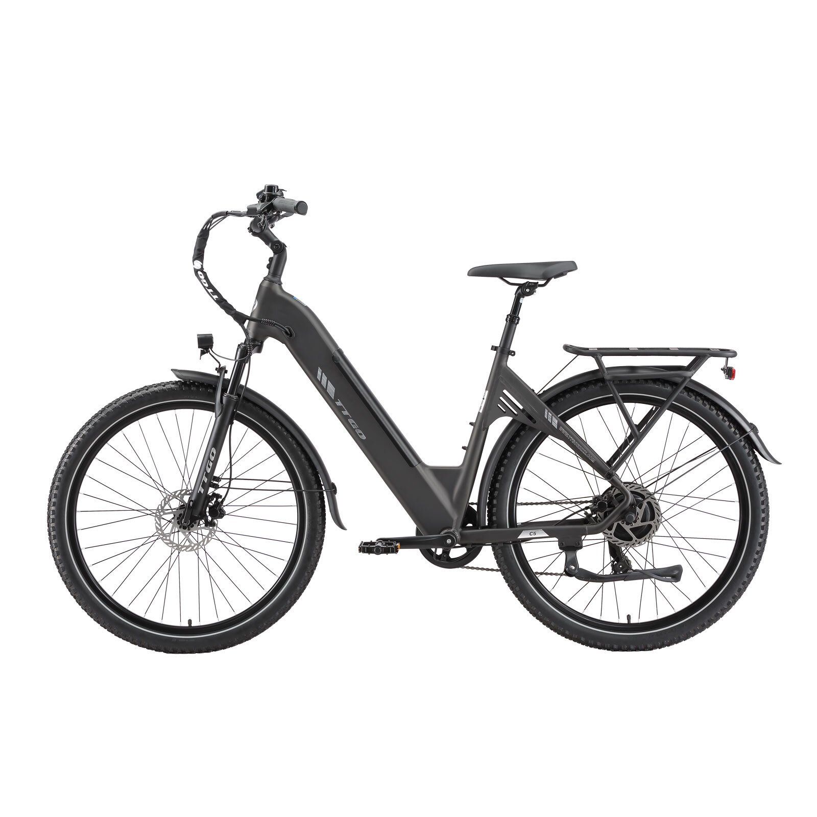 Dunkelgraues E-Bike mit 27,5"-Reifen. Gepäckträger, Schutzbleche, Scheinwerfer und TTGO-Logo.