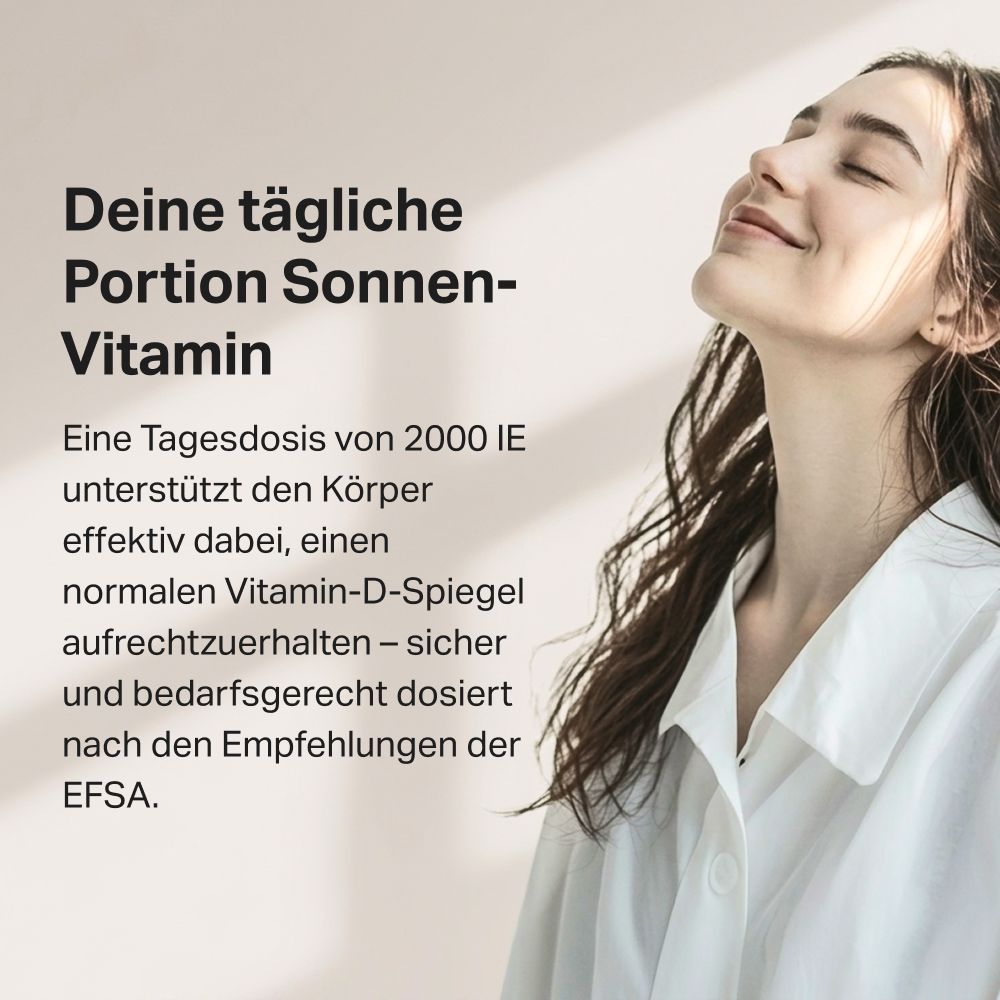 Frau mit geschlossenen Augen, die Sonnenlicht empfängt. Text: "Deine tägliche Portion Sonnen-Vitamin".