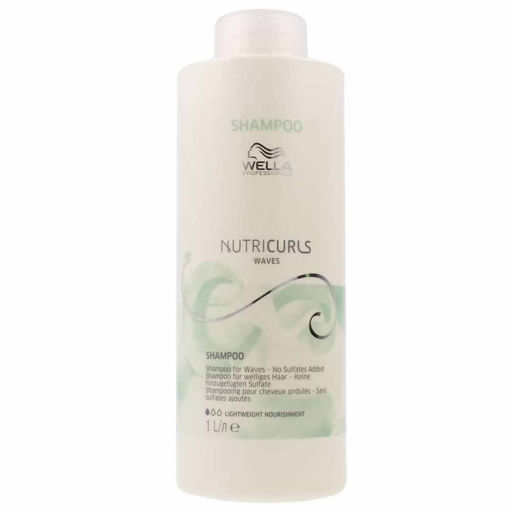 Weiße Shampoo-Flasche mit Schriftzug SHAMPOO, WELLA, NUTRUCURLS WAVES. 1 Liter Flasche. Text: Shampoo for Waves - No Sulfates Added.