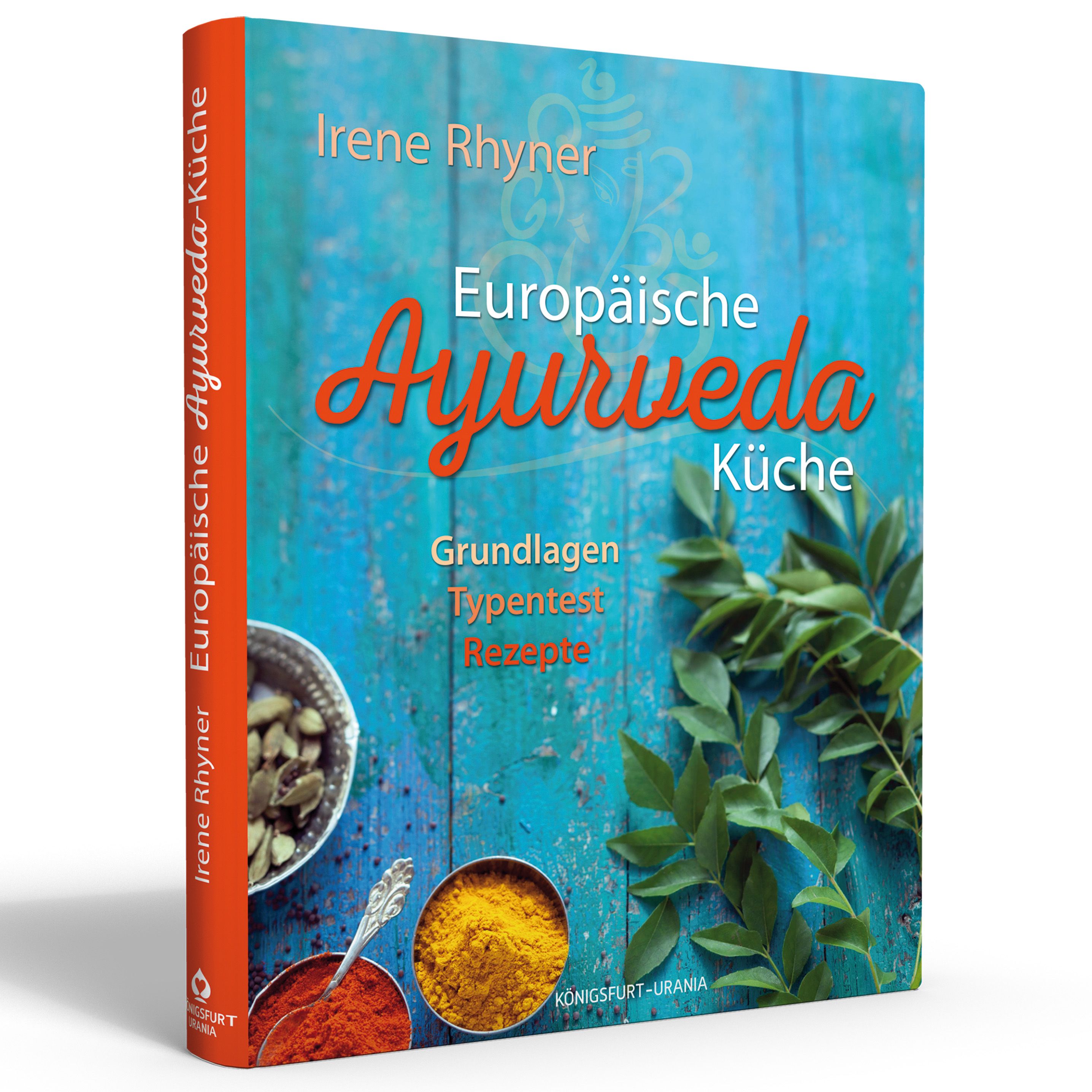 Buch "Europäische Ayurveda-Küche" von Irene Rhyner. Titel in Orange auf blauem Holz. Roter Buchrücken mit Titel. Kräuter und Gewürze.