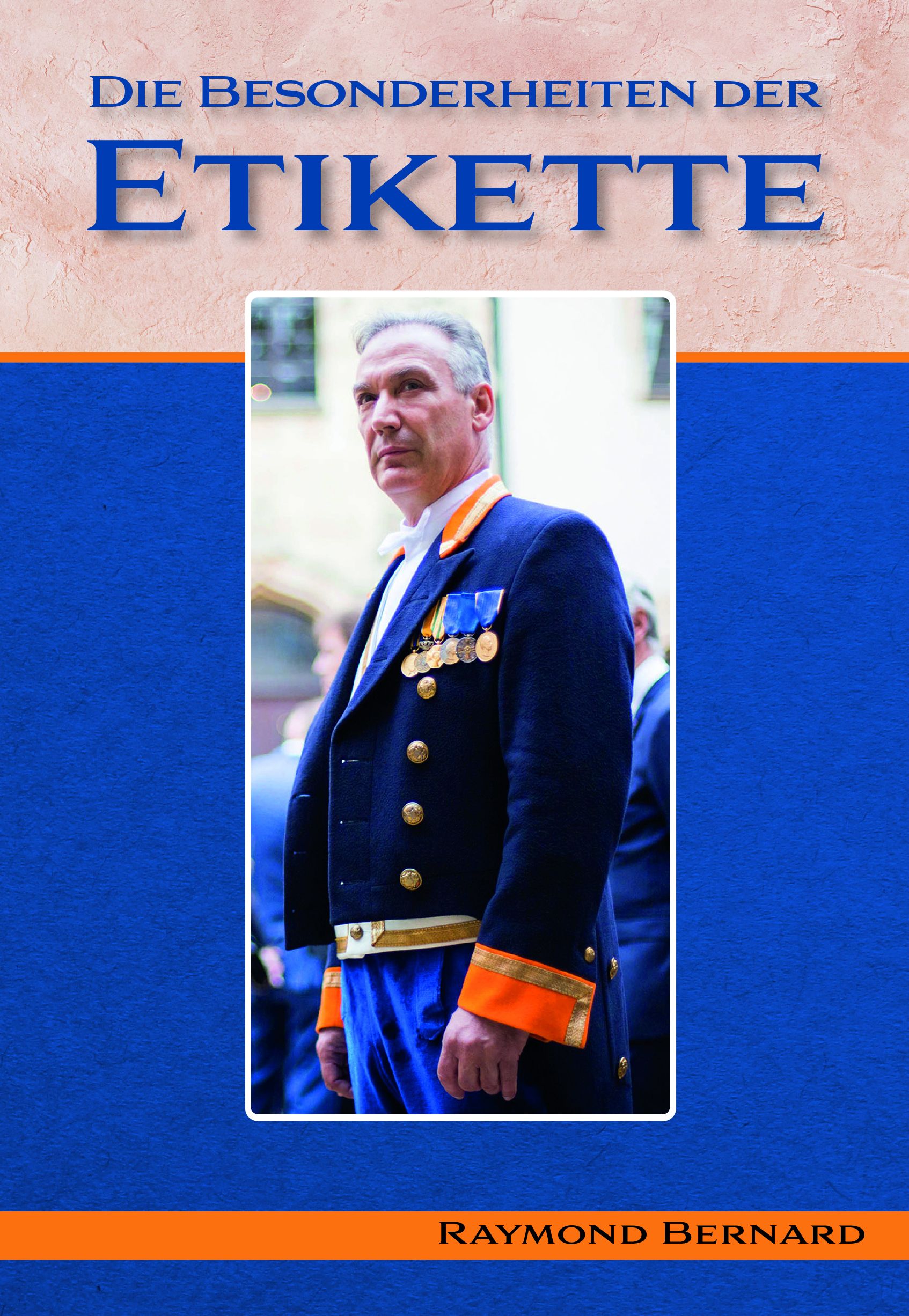 Buchcover mit Titel „Die Besonderheiten der Etikette“. Mann in Uniform, Medaillen. Autor: Raymond Bernard.