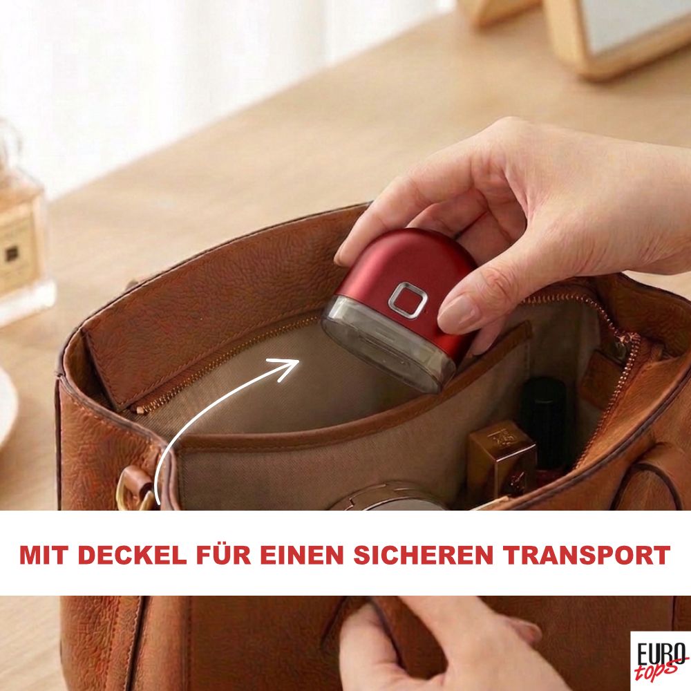 Roter elektrischer Nagelschneider wird in eine Handtasche gelegt. Mit Deckel für sicheren Transport.