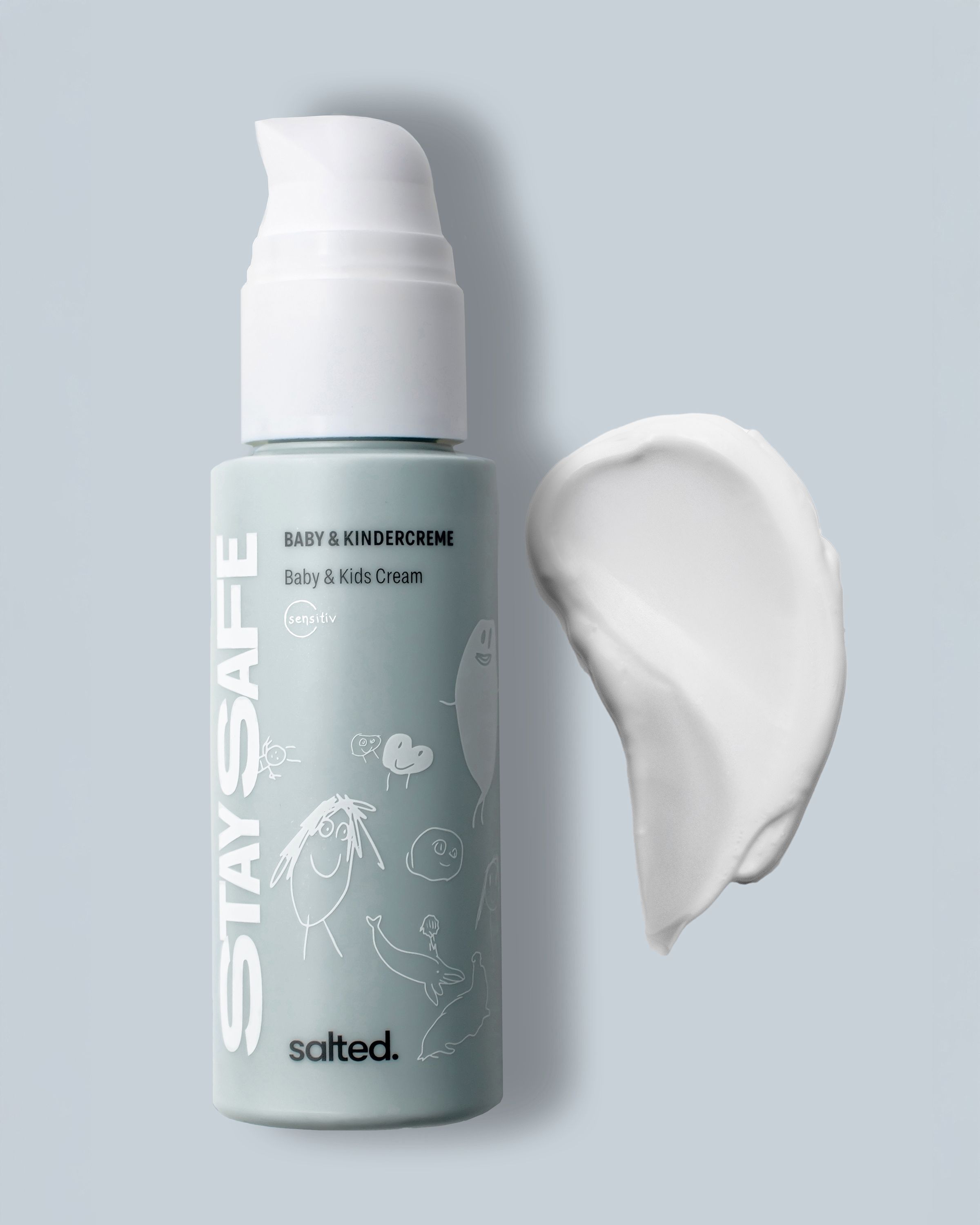 Creme-Spenderflasche mit Aufschrift Baby & Kindercreme. Daneben ein Klecks Creme. Auf der Flasche steht "Stay Safe" und "salted."