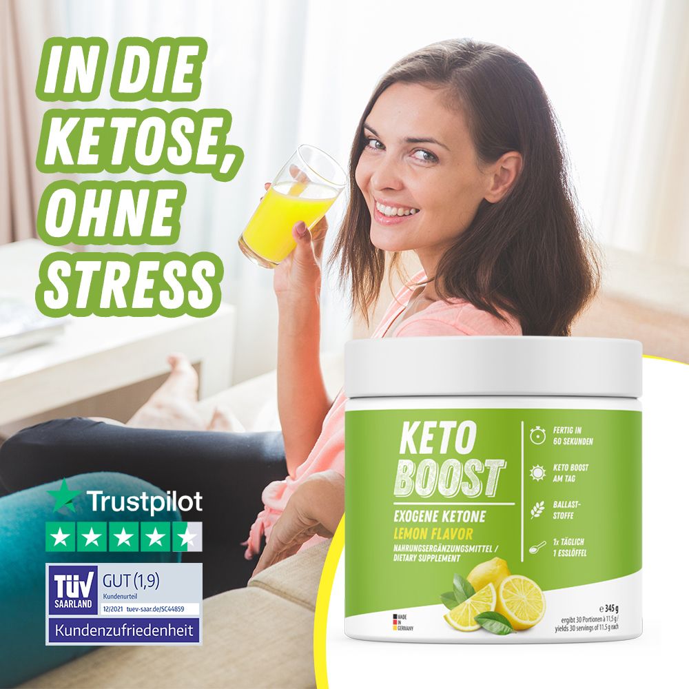Frau trinkt Getränk, neben Produktglas mit grünem Etikett. Aufschrift: KETO BOOST, Lemon Flavor. Trustpilot-Bewertung und TÜV-Zertifizierung.