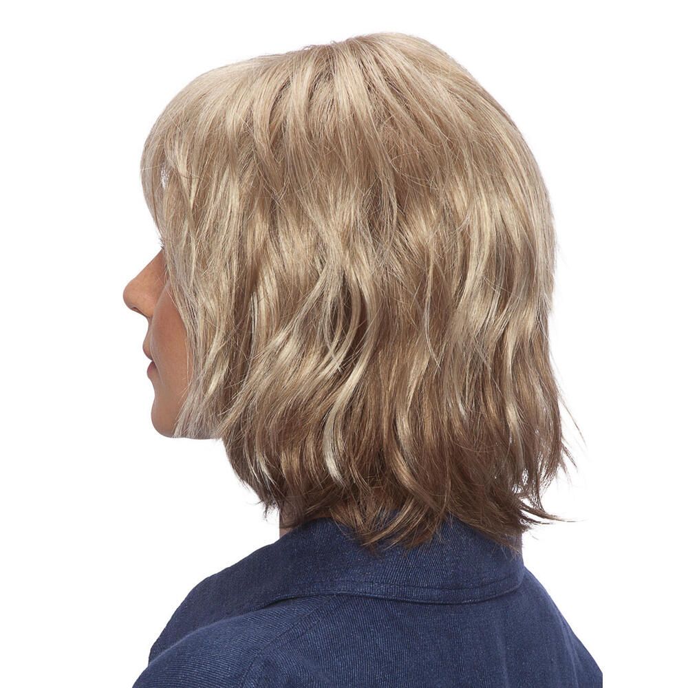 Perücke Pippa von trendhair. Blondes Haar mit Pony, schulterlang. Seitenansicht einer Frau mit Perücke.