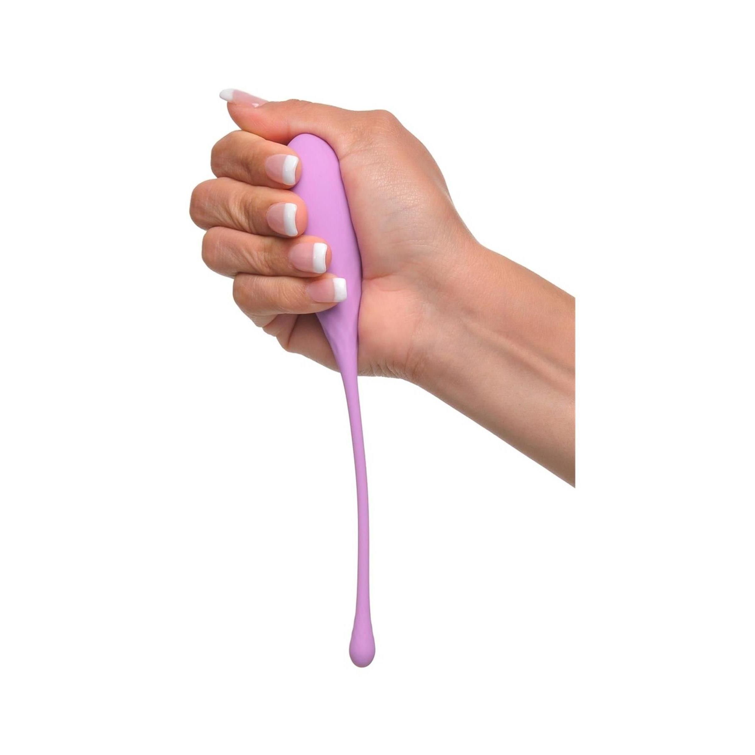 Eine Hand hält ein rosa Kegel-Trainingsgerät. Tropfenförmig mit langem Stiel.